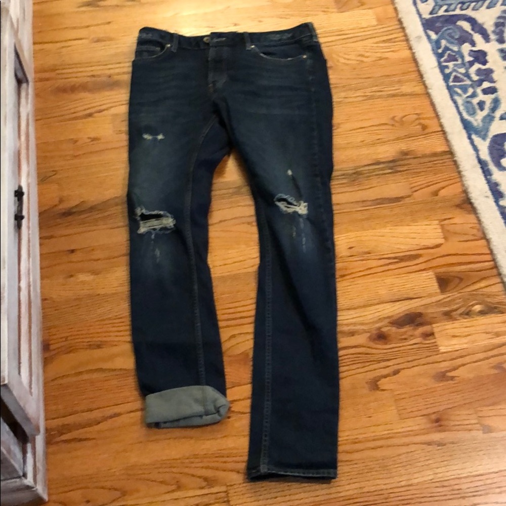 Jeans with knee rips
